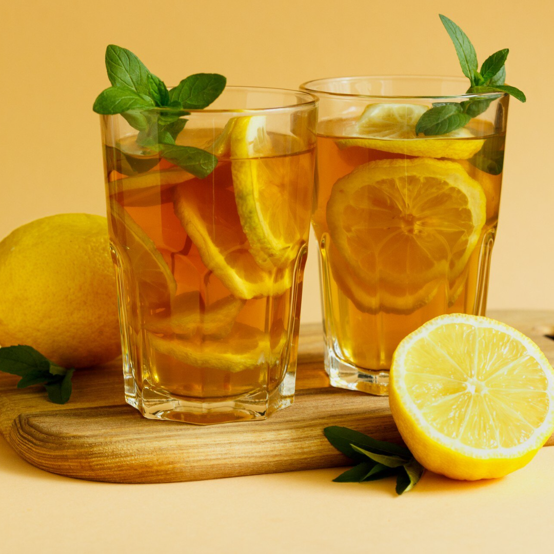 Domowa lemoniada herbaciana – idealna na upalne dni