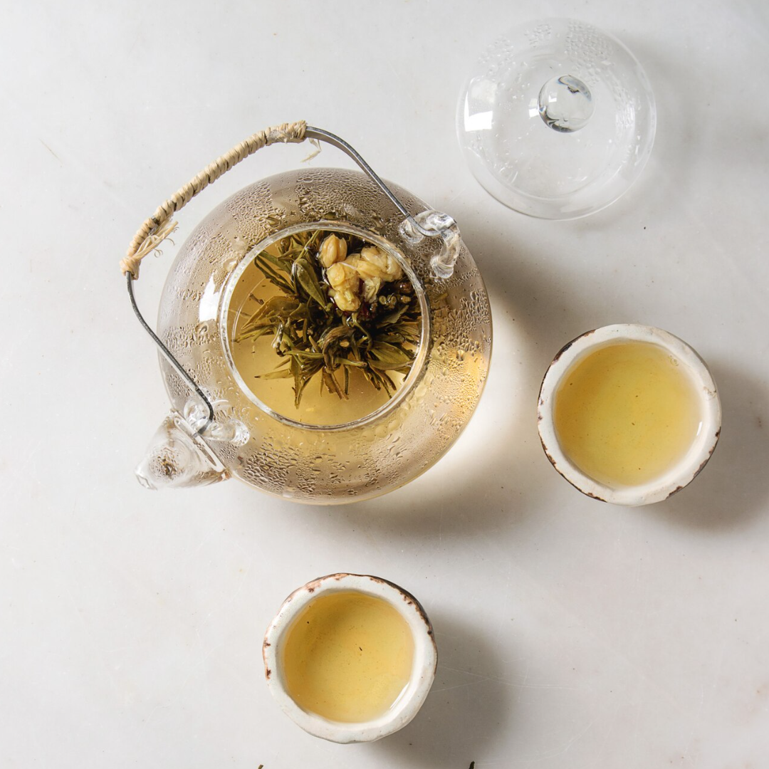 Biała herbata – co to jest, jakie ma właściwości i jak ją pić