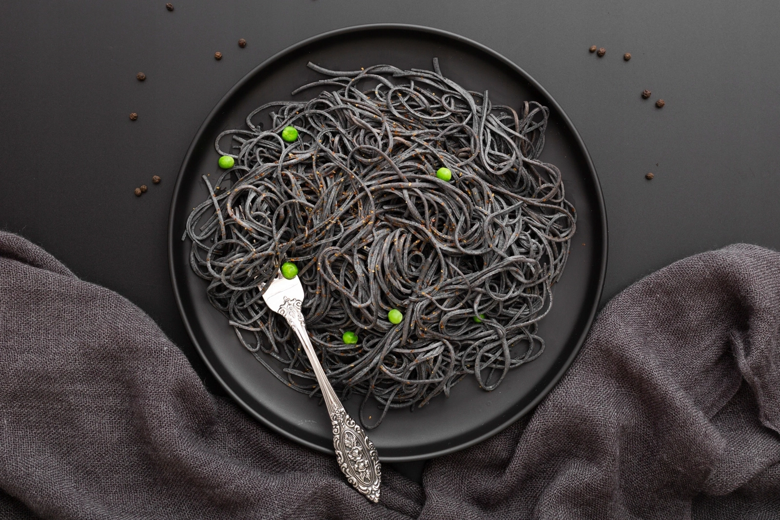 Vifon Curry zupa błyskawiczna z czarnymi nudlami o smaku kurczaka 70g