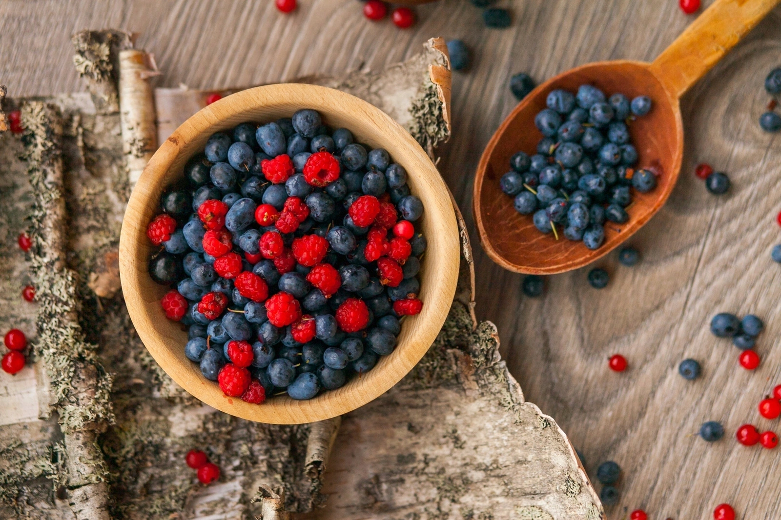 Aura Świeca zapachowa w szkle Mrożone jagody trójkolorowa 2 knoty 32 h